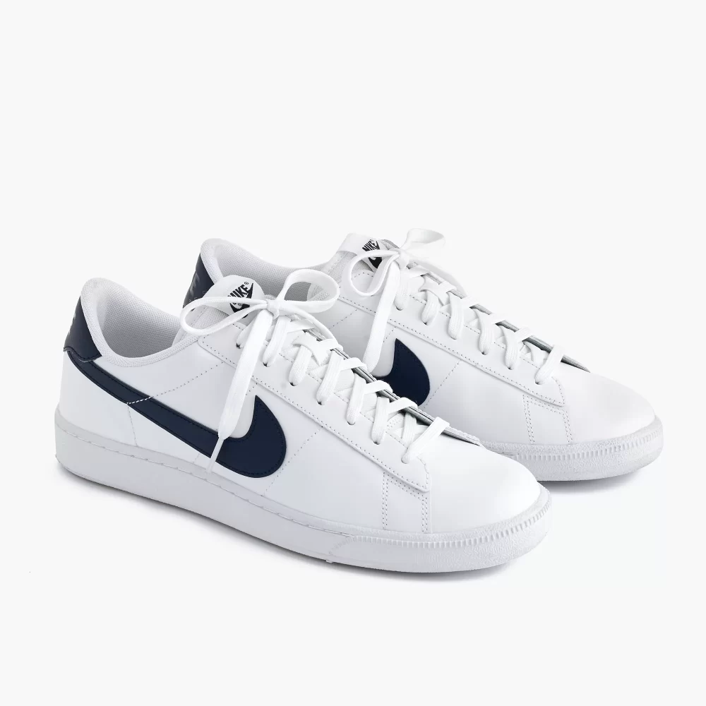 white nike shoes